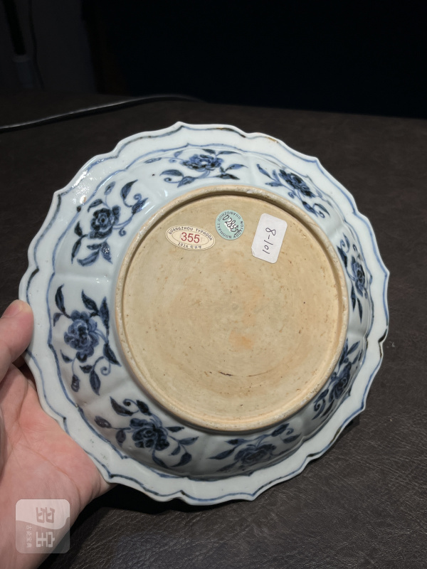 明宣德 青花折枝月季花瑞果纹菱花盘 - 图5